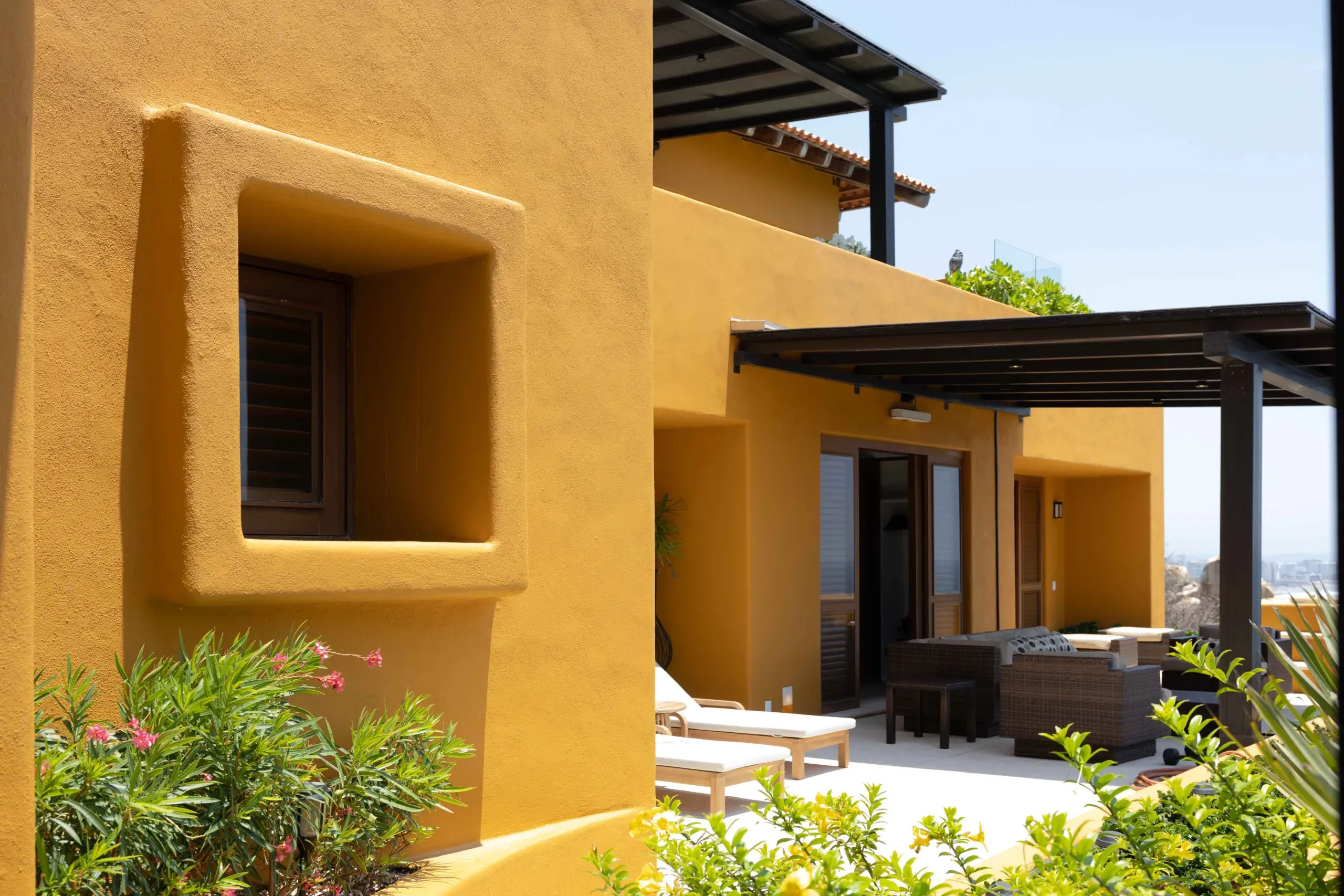 Fachada de Villa Alta Vista al atardecer, con terraza y vegetación tropical