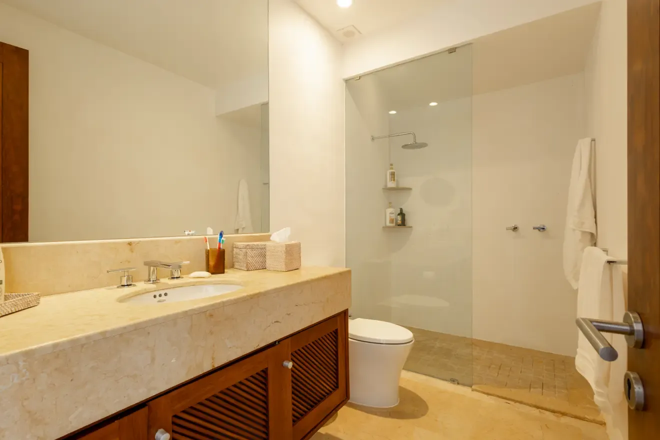 Baño completo de la segunda recámara con regadera