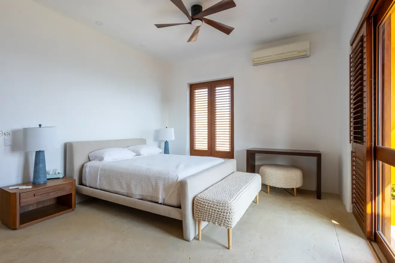 Tercera recámara con cama Queen size y escritorio