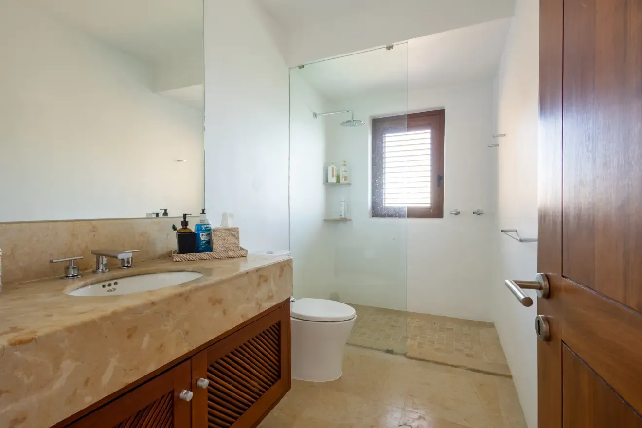 Baño de la tercera recámara con ventana dentro de la regadera