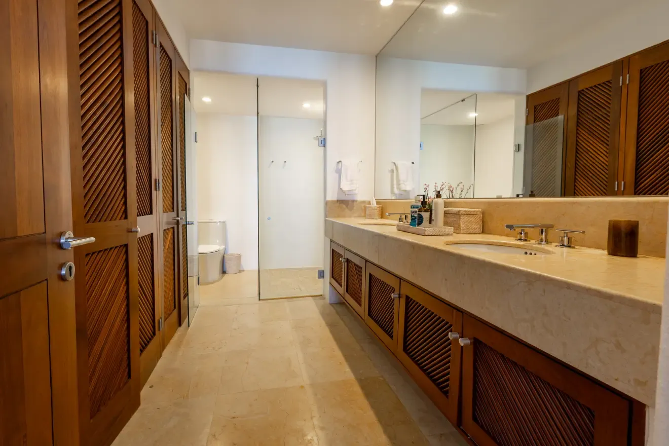 Baño de la cuarta recámara con walking closet