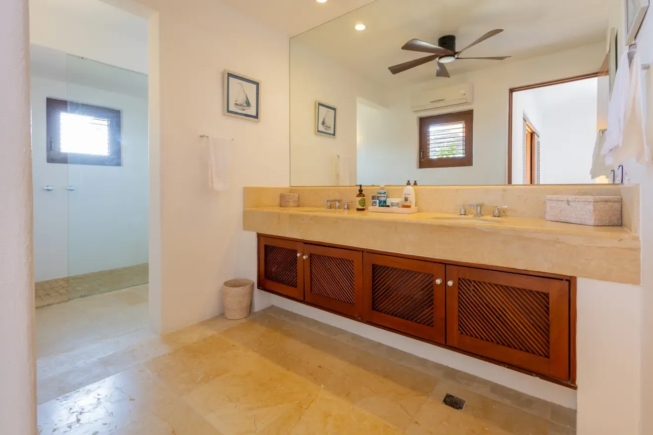 Baño completo de la recámara principal con doble lavabo