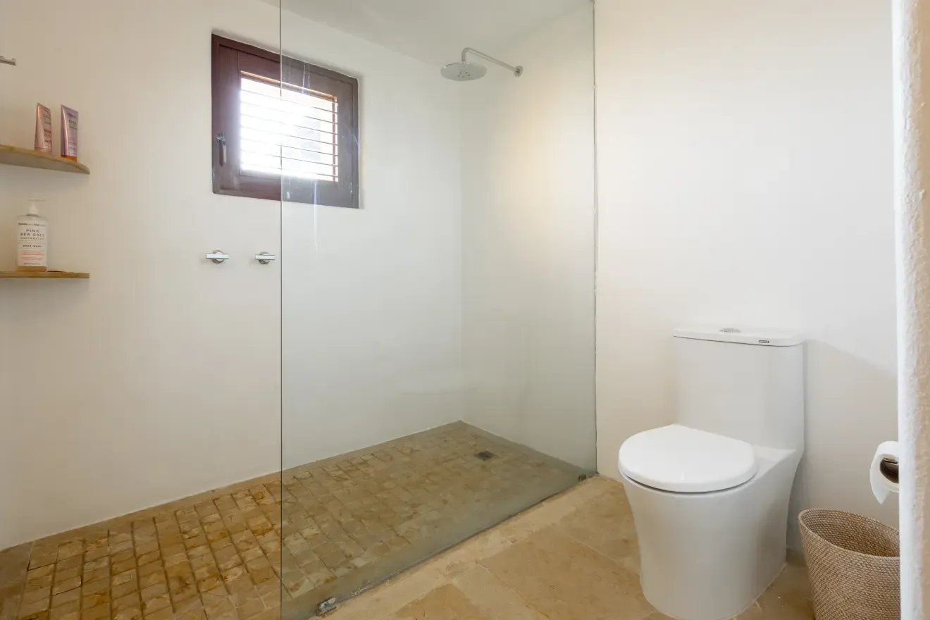 Regadera de cristal del baño de la recámara principal
