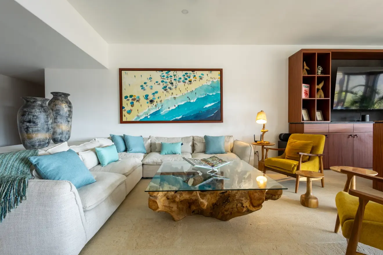Sala con sofá seccional, mesa de centro de raíz y Smart TV