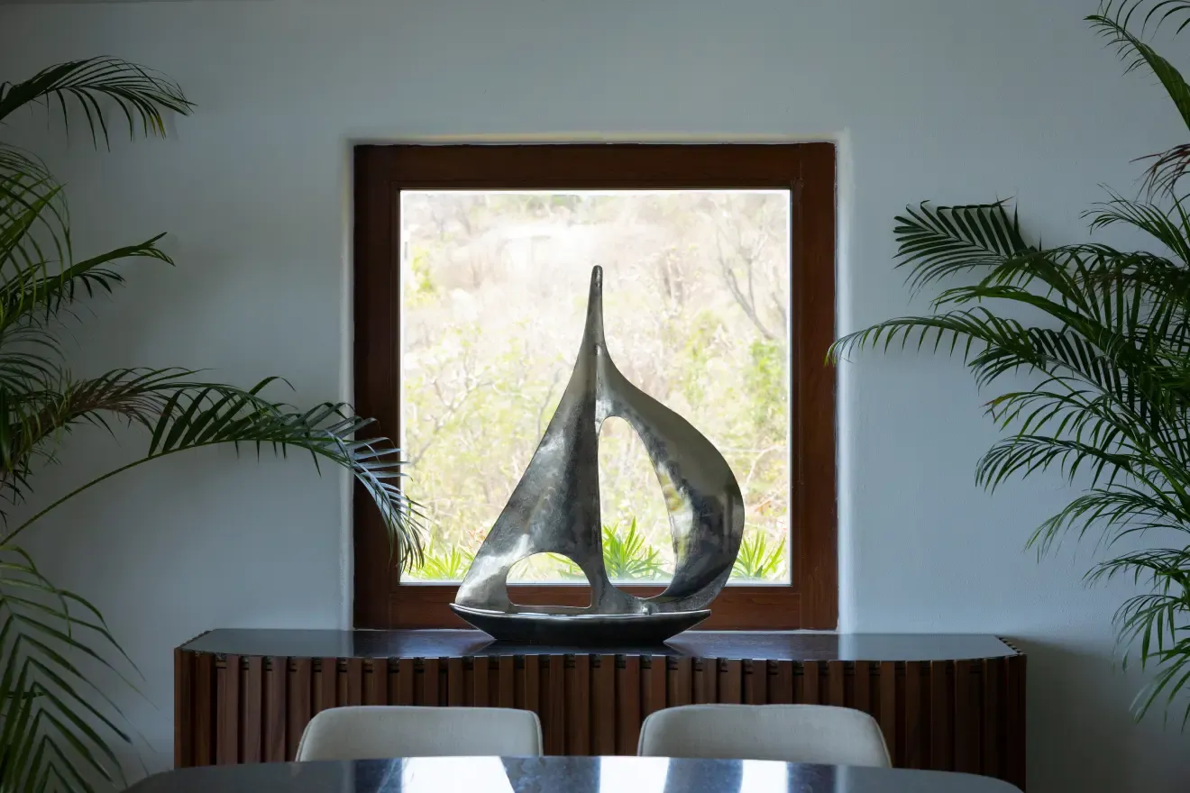 Escultura de velero sobre la credenza del comedor