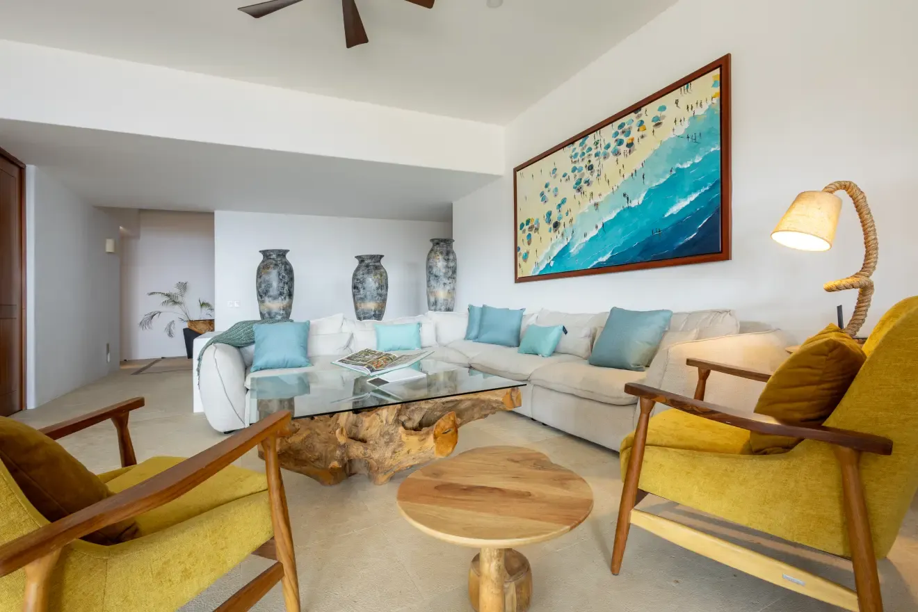 Sala de estar con sofá amplio