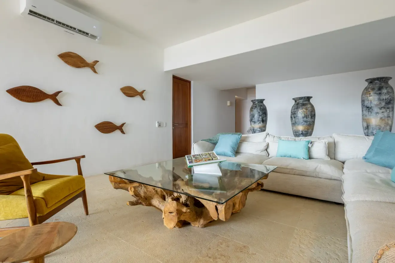 Sala con peces de madera en el muro y jarrones decorativos