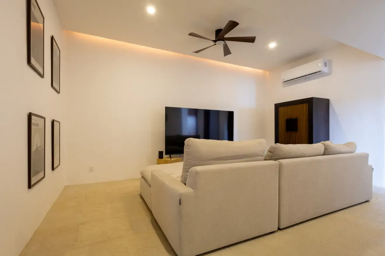 Cuarto de TV con sofá amplio