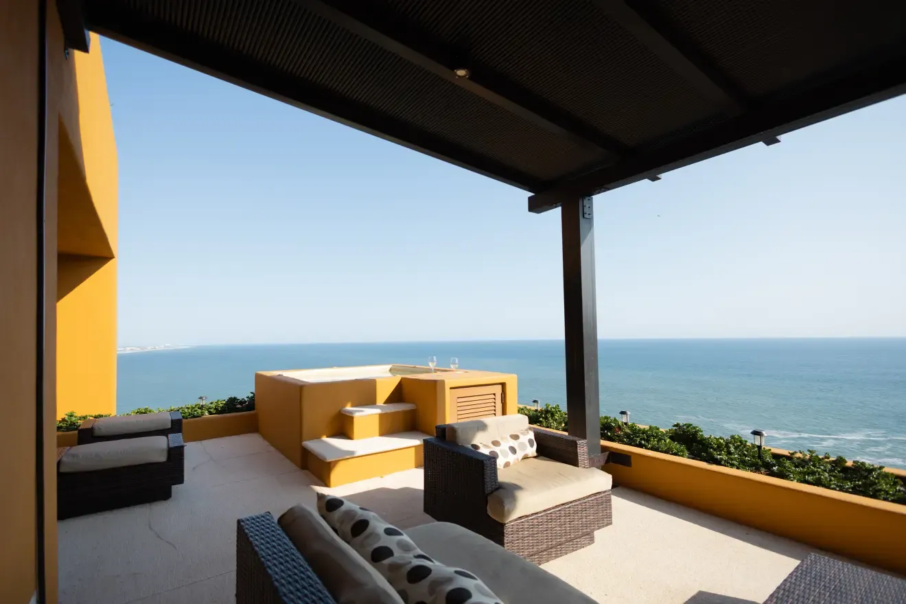 Jacuzzi de la terraza frente al mar abierto
