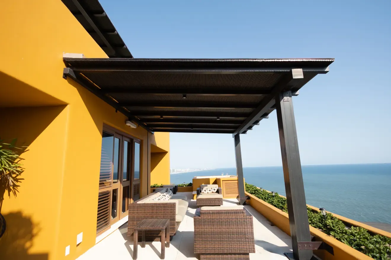 Pérgola de la terraza a lo largo de la fachada