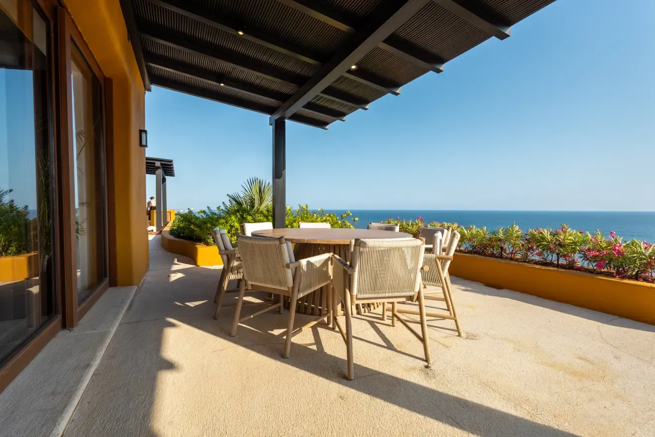 Comedor exterior de la terraza frente al mar