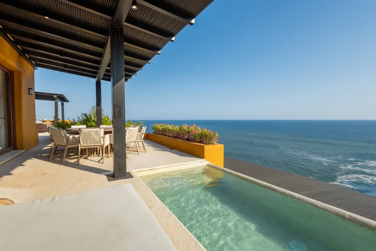 Alberca de la terraza con vista abierta al mar