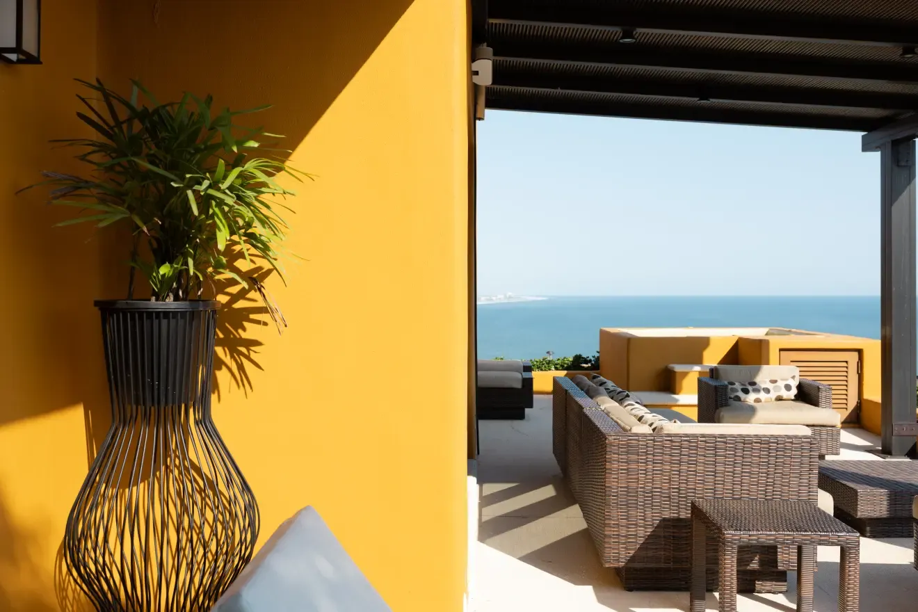 Sala exterior de la terraza con vista abierta al mar