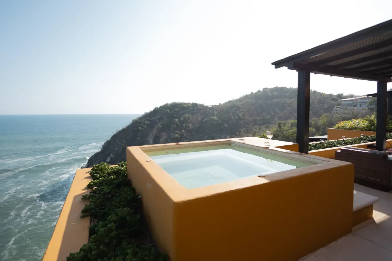Jacuzzi al borde del acantilado sobre el océano